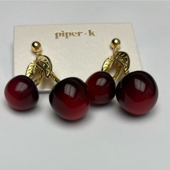 🍒🔹️ Piper K🔹️ Gorgeous Golden Tone Cherry Earrings NWT ✨️🍒 - Picture 2 of 2